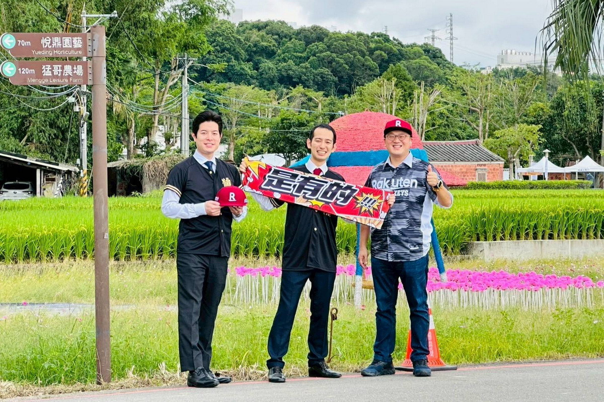 桃園市政府農業局長陳冠義與樂天桃猿領隊牧野幸輝於2025桃園花彩節現場合影。