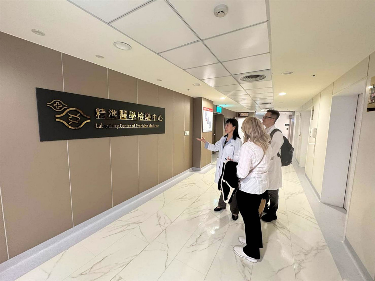 左起:(IFBLS)主席Gabriella Lillsunde Larsson、急診醫學科專責教學主治醫師/副部主任趙從賢、檢驗醫學部醫檢主任林佳霓。圖 /長庚醫院提供