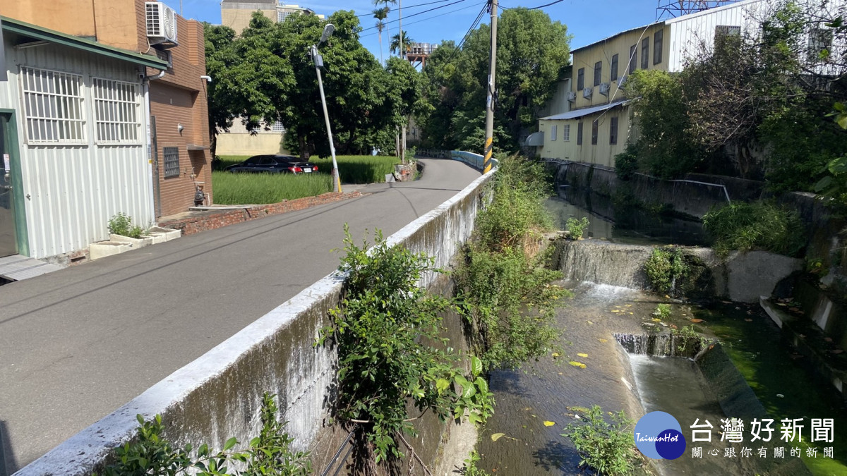 養護工程處將採「懸臂板樑」形式銜接既有護岸進行拓寬,完工後平均路寬達5.2公尺。