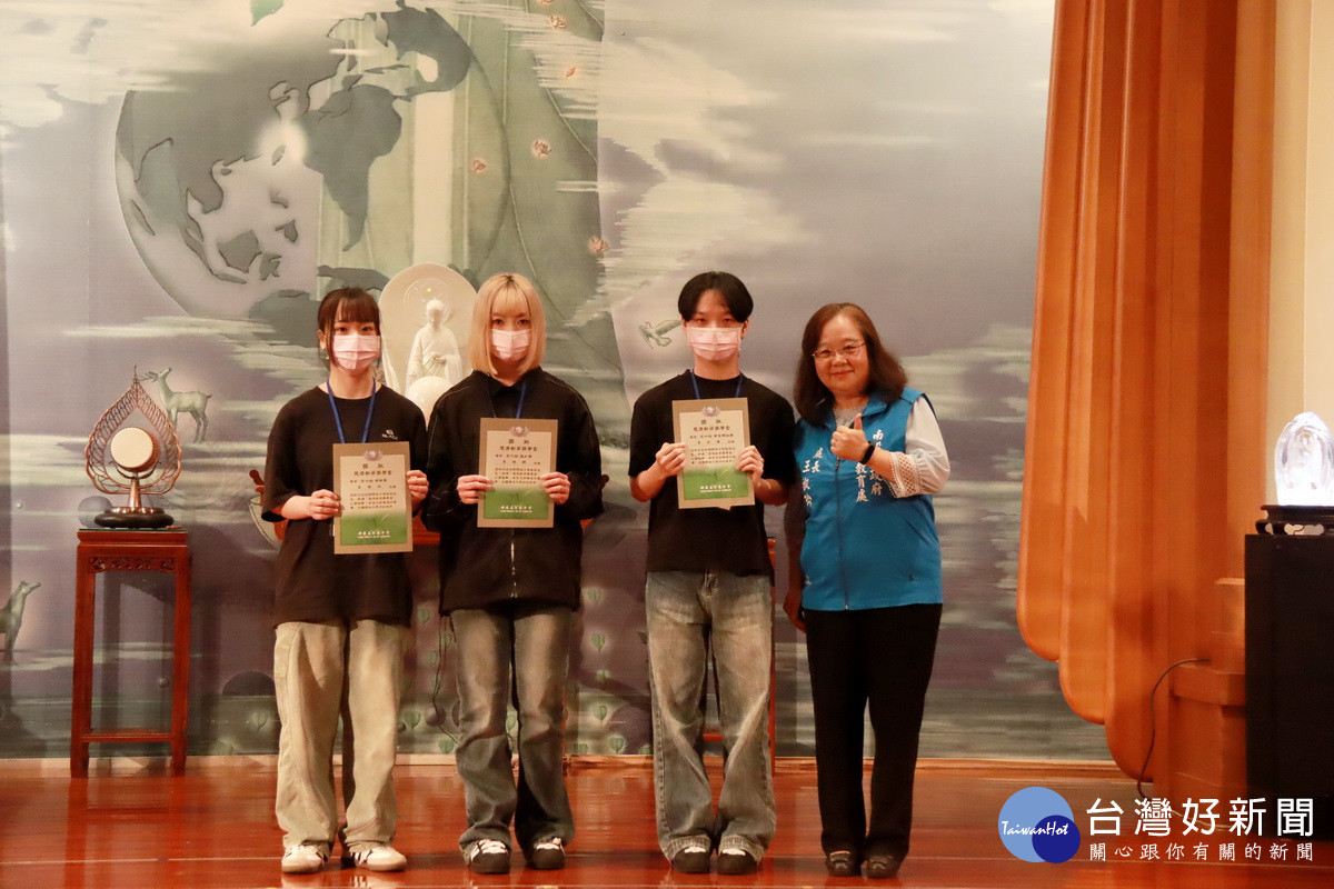 李家三胞胎艱辛成長的歷程令人動容。（記者扶小萍攝）