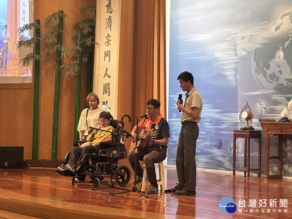 廖姓一家登台獻唱感恩心聲。（記者扶小萍攝）