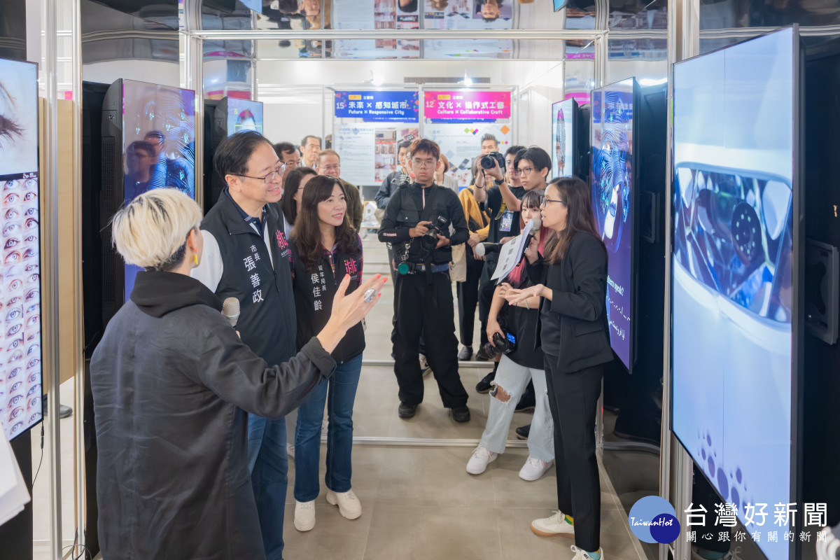 張市長進行展場巡禮。