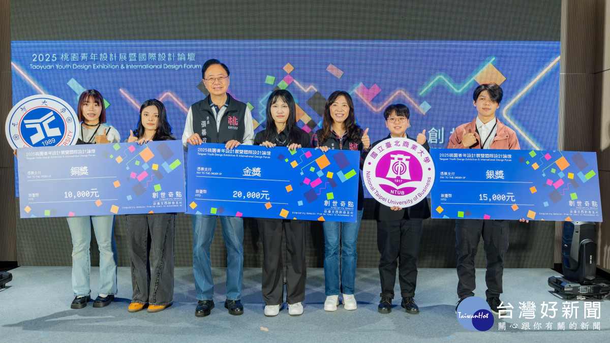 張市長與獲獎者合照。