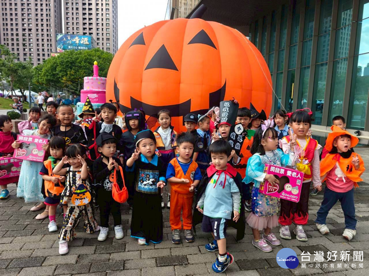 華山基金會111舞動拐杖節        「義」起快閃桃園萬聖城