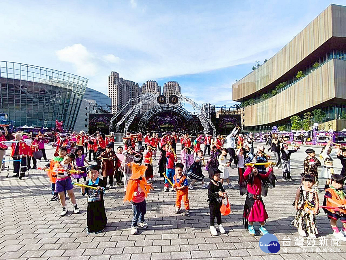 華山基金會111舞動拐杖節        「義」起快閃桃園萬聖城