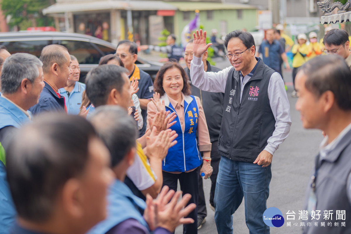 張市長和現場民眾熱情打招呼。