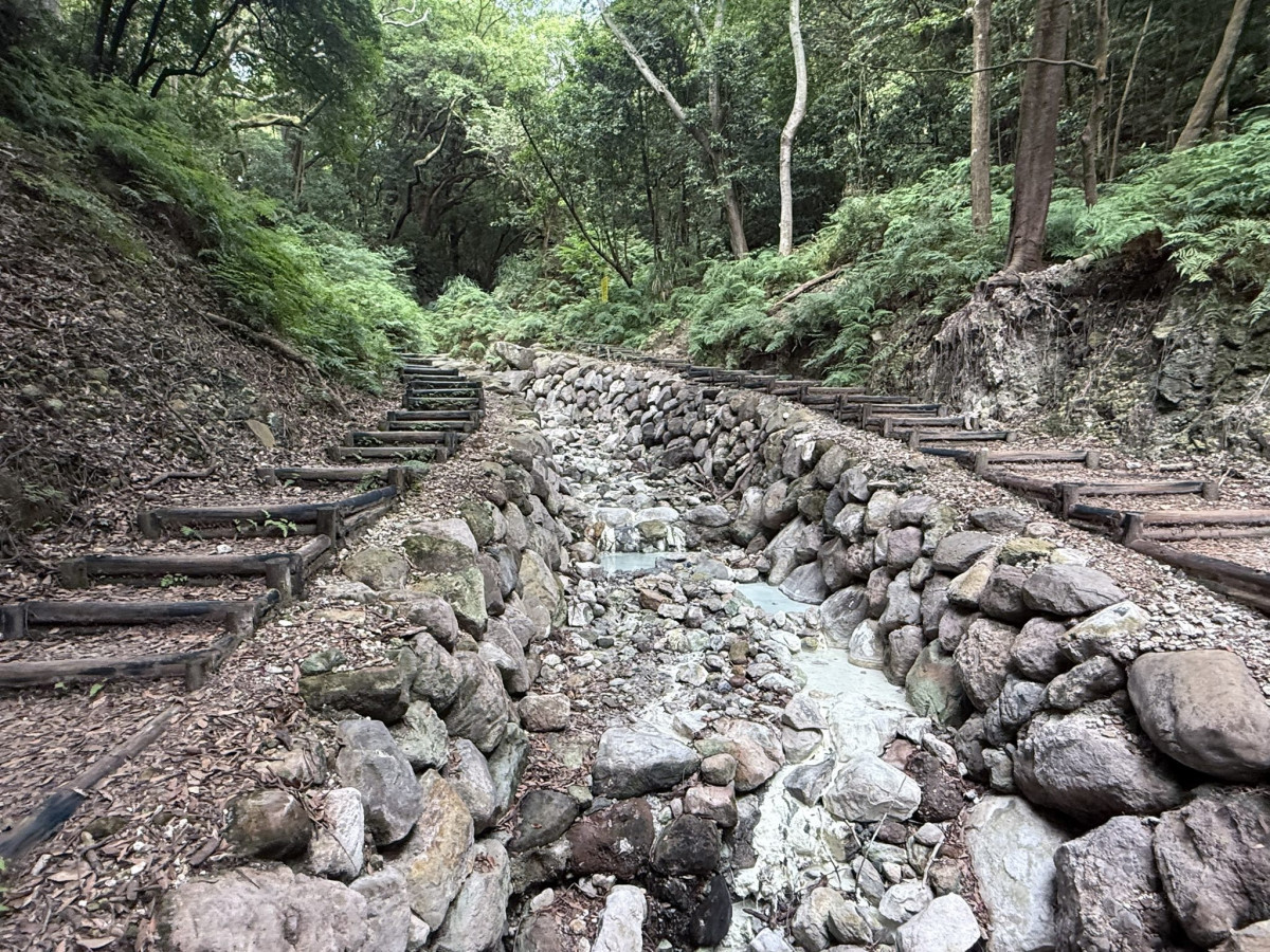 兩側步道沿溪而建（圖／大地工程處提供）