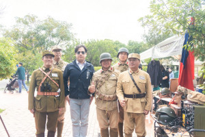 代理市長邱臣遠與表演團隊及民眾互動。