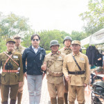 代理市長邱臣遠與表演團隊及民眾互動。