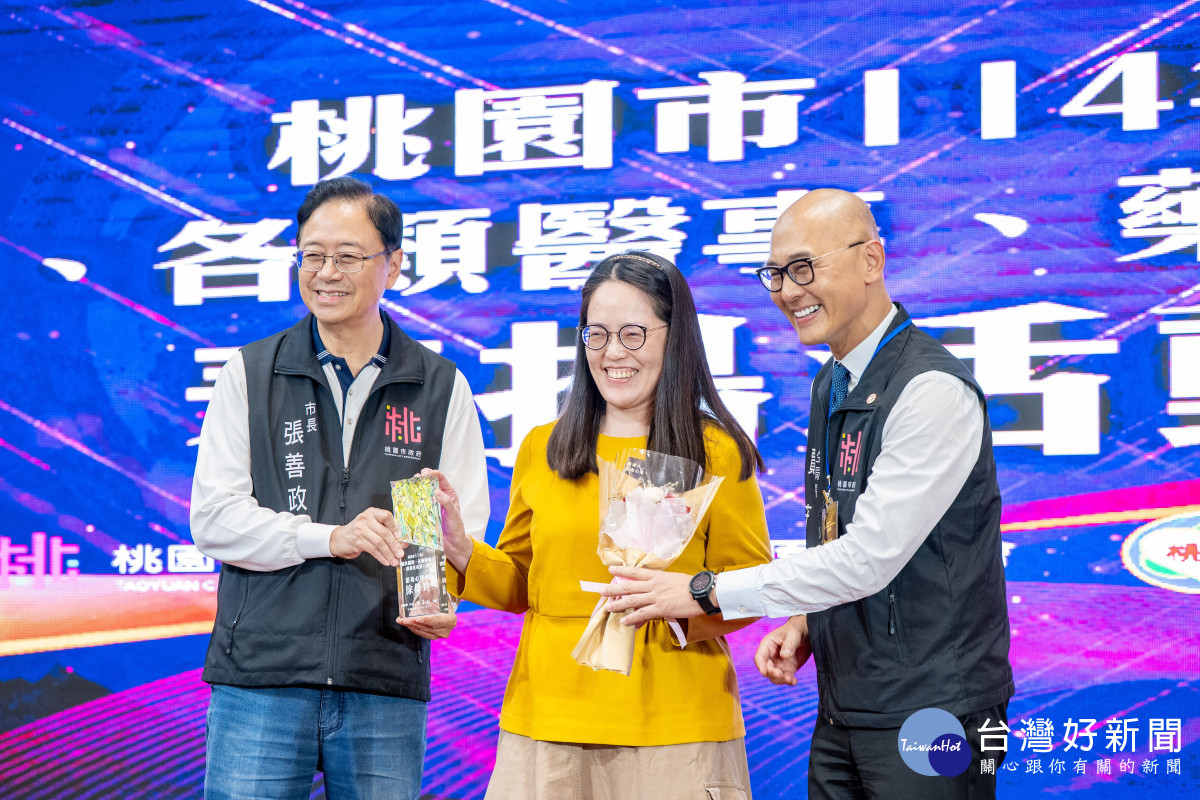 張市長、賈局長與獲獎人員合照。