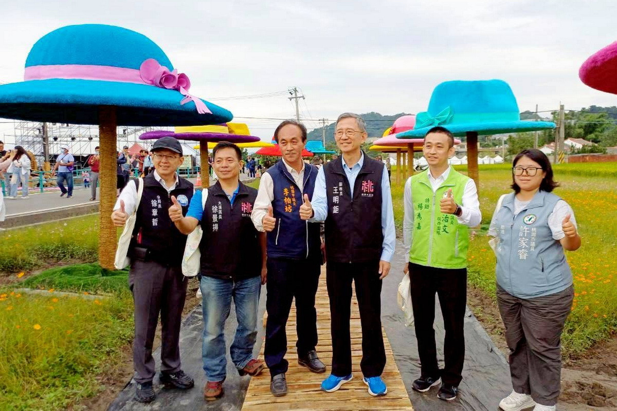 桃園市副市長王明鉅出參觀「2025桃園花彩節」活動。<br />