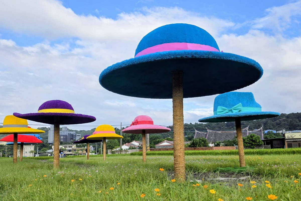 「2025桃園花彩節」以大溪女兒鳳飛飛的招牌特色,用帽子裝置藝術點綴13公頃花田。<br />