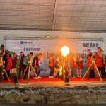 與會嘉賓一同點燃傳統竹筒炮，宣布北港溪溫泉季活動正式展開。（縣府提供）