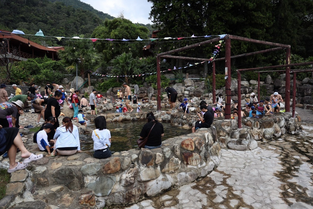 民眾扶老攜幼享泡湯樂趣。(縣府提供)