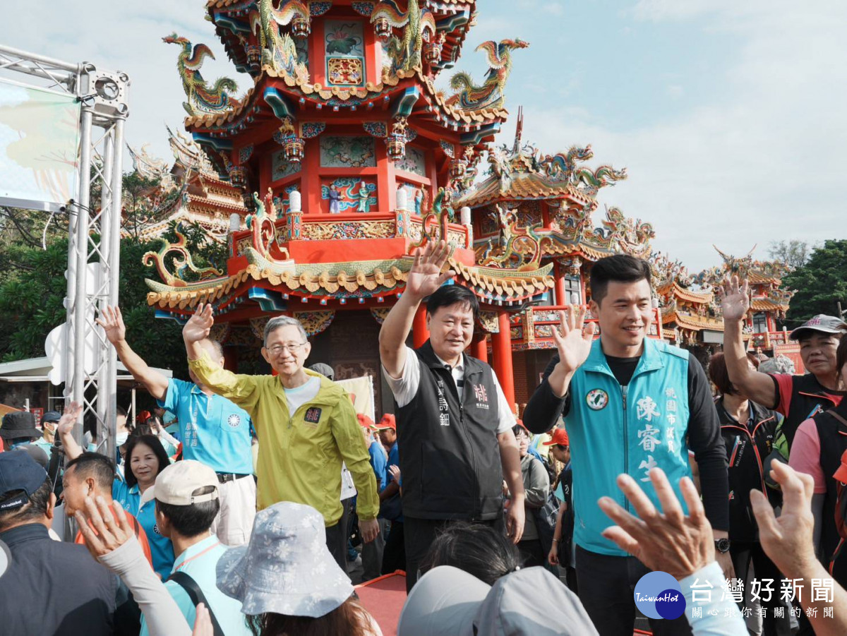 王明鉅副市長向民眾打招呼。