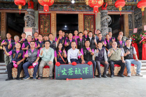 英濟夫人聖誕，嘉義縣長翁章梁親臨廟宇參拜，並致贈匾額「澤被蒼生」／縣府提供