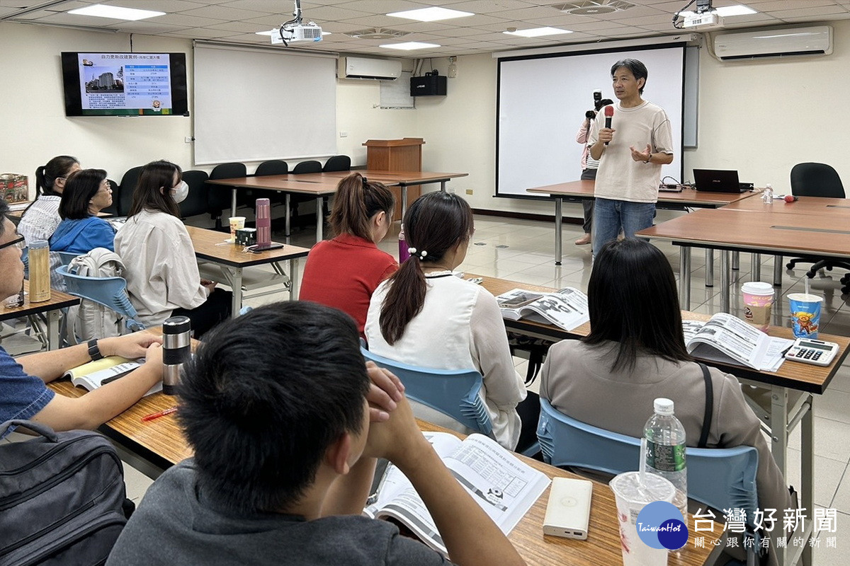 住都中心執行長邱英哲勉勵上課學員。<br />

