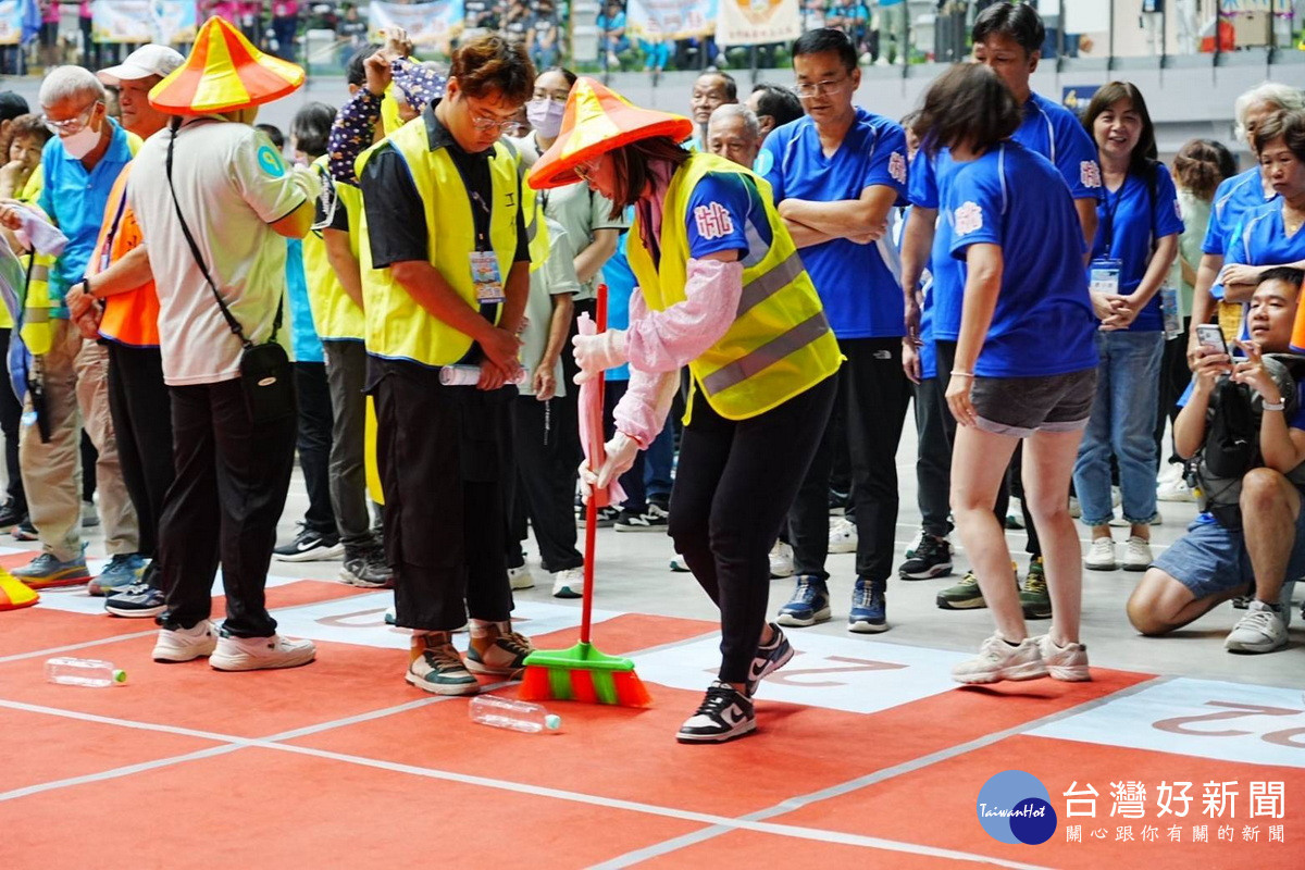 桃園環保志工隊參加全國環保競賽大放異彩，勇奪4項特優寫下榮耀。<br />
