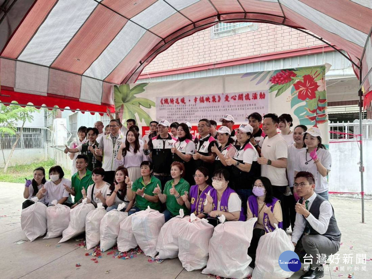 所有與會來賓、志工與重機騎士共同合影留念。(協會提供)