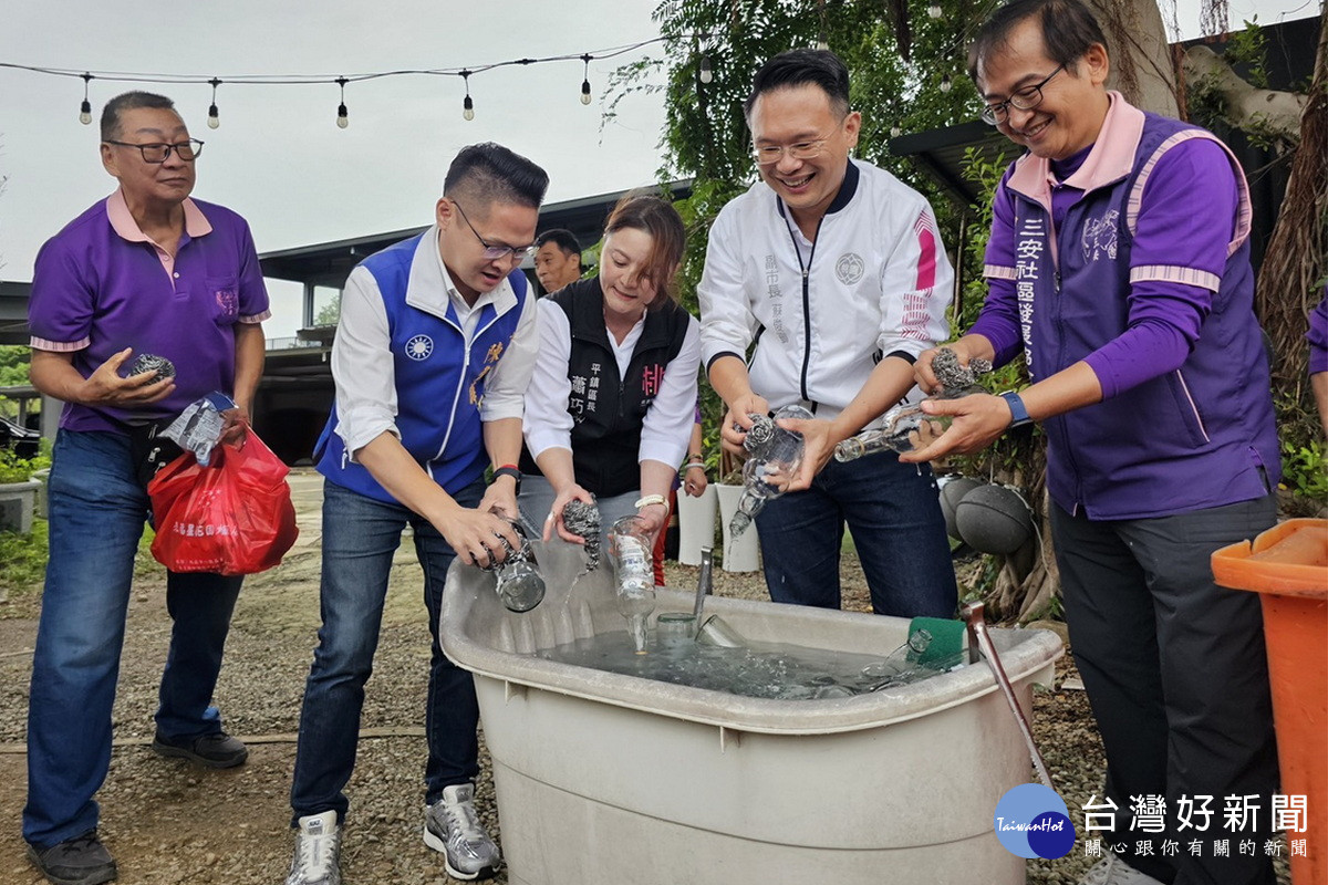 桃園市副市長蘇俊賓與志工們一起洗刷搜集來的玻瓶。<br />