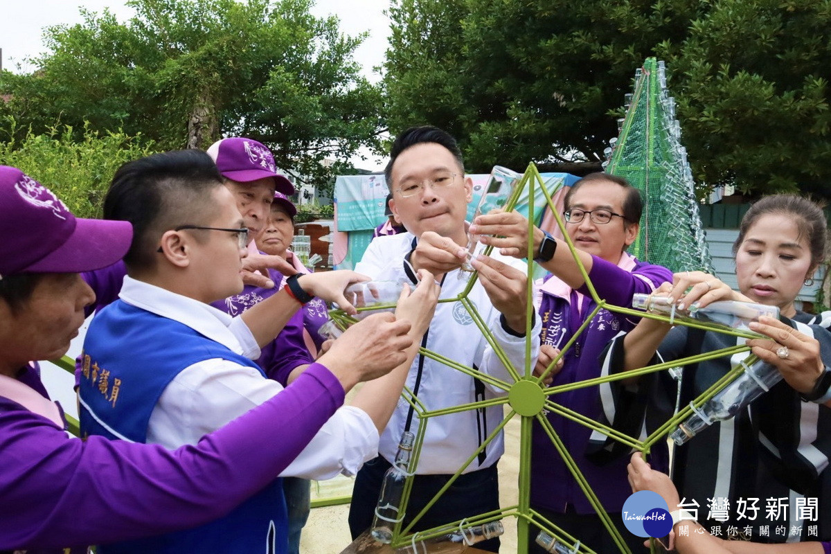 桃園市副市長蘇俊賓與平鎮三安社區志工們一起動手做環保聖誕樹。