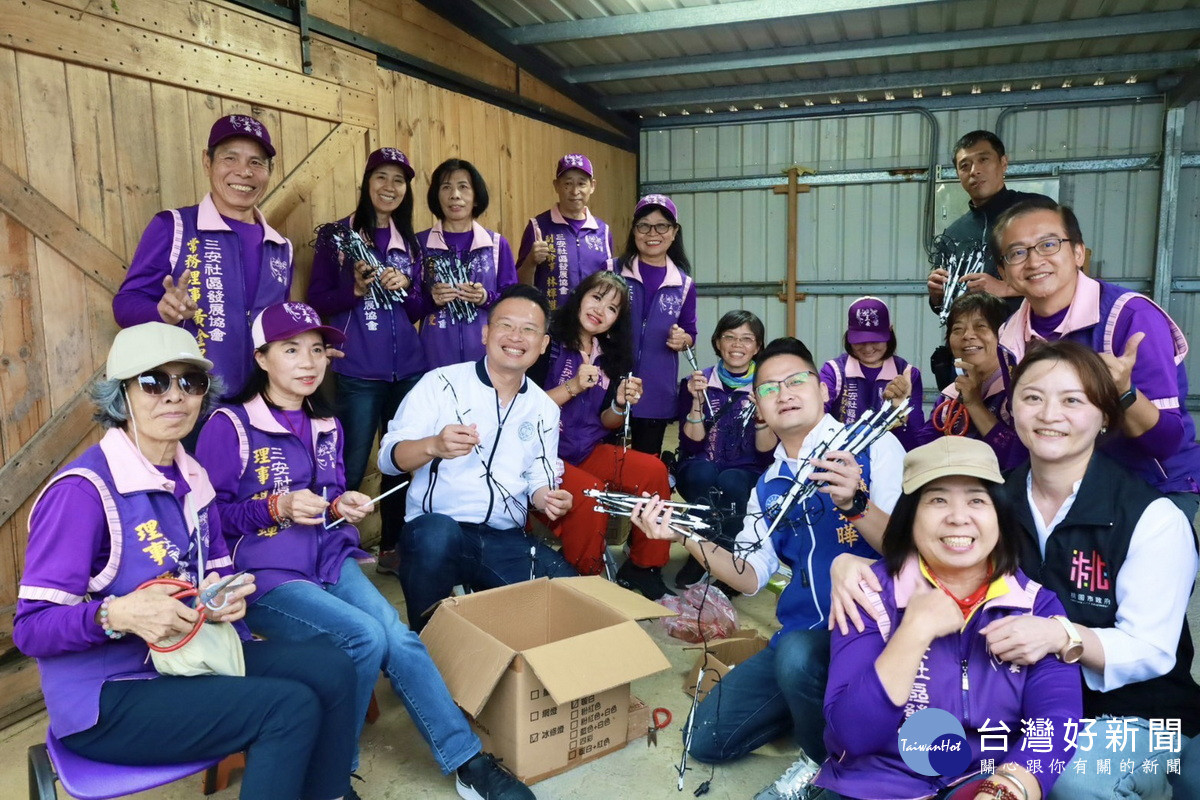 桃園市副市長蘇俊賓與平鎮三安社區志工們一起動手做環保聖誕樹。