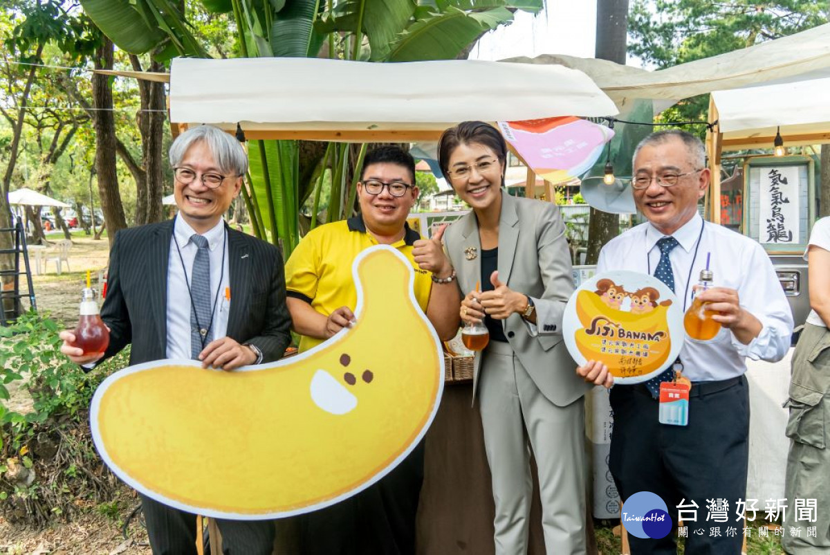 南投縣長許淑華到訪「夏午冰果事」攤位，與攤商熱情交流，感受夏日熱鬧氛圍。(圖/記者賴淑禎攝)