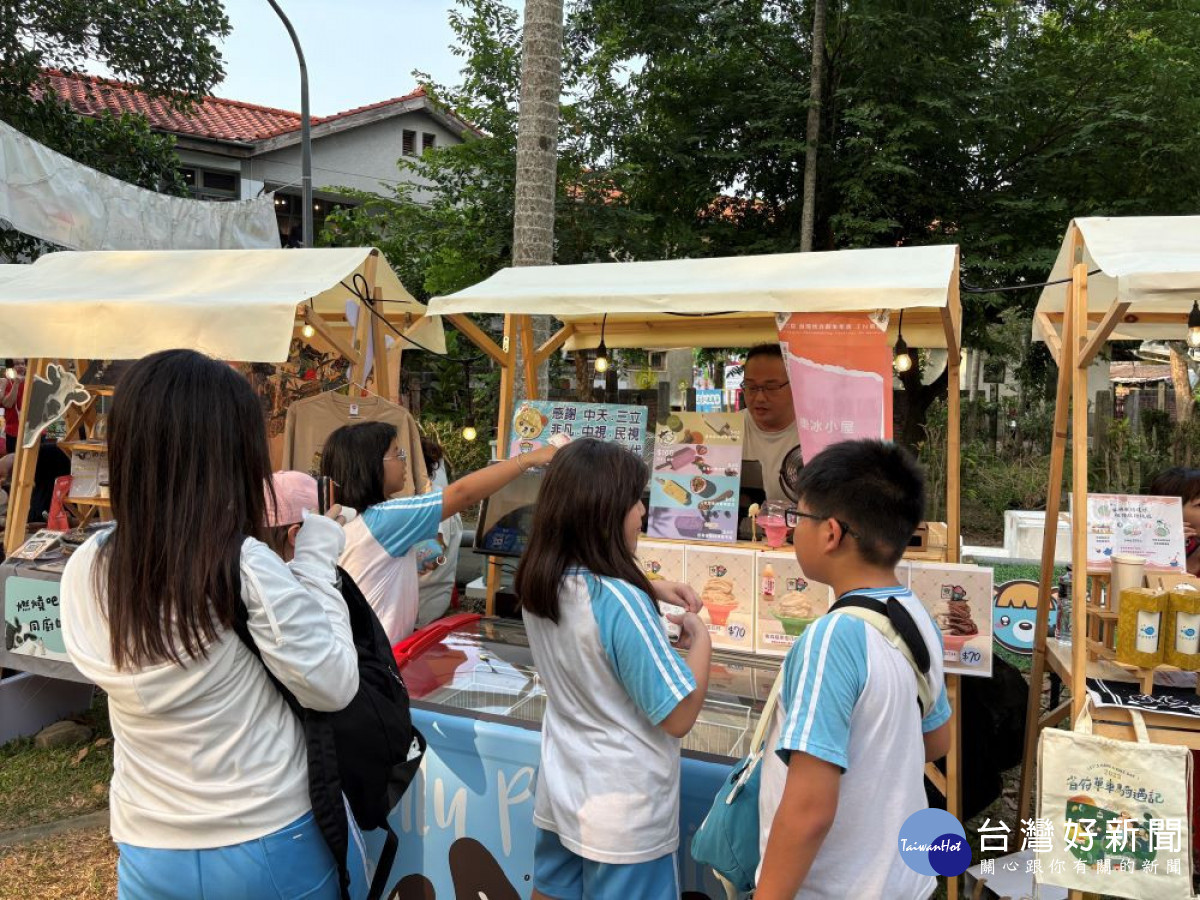 最受小朋友喜愛的冰品攤位大排長龍，甜甜的滋味在午後陽光下格外幸福。(圖/記者賴淑禎攝)