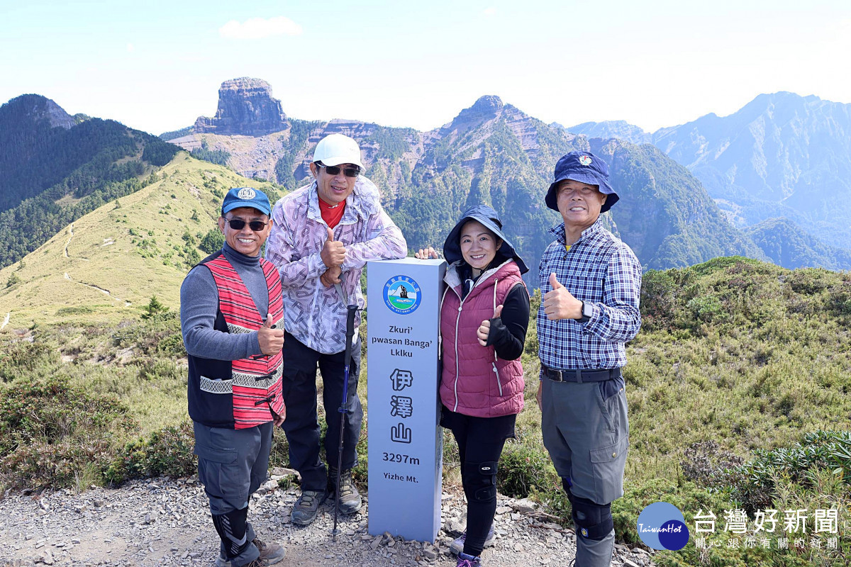 督學、高義、三光及光華校長登伊澤山