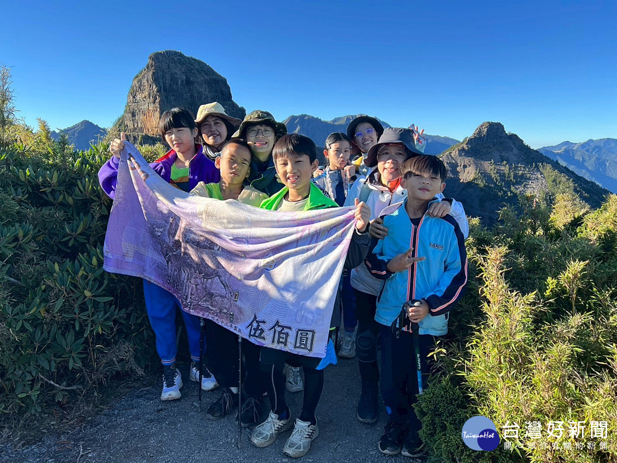 37人挑戰大霸尖山16位師生登頂      淬鍊泰雅學子成為「真正的泰雅人」