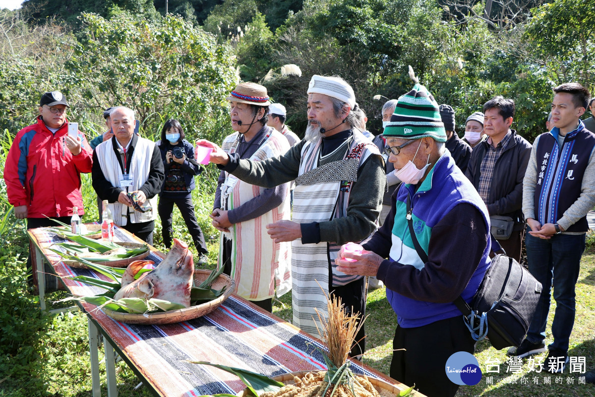 楊崇德（圖中舉杯者）2021年一月「桃園市泰雅族大豹群族裔協會」成立祭告祖靈