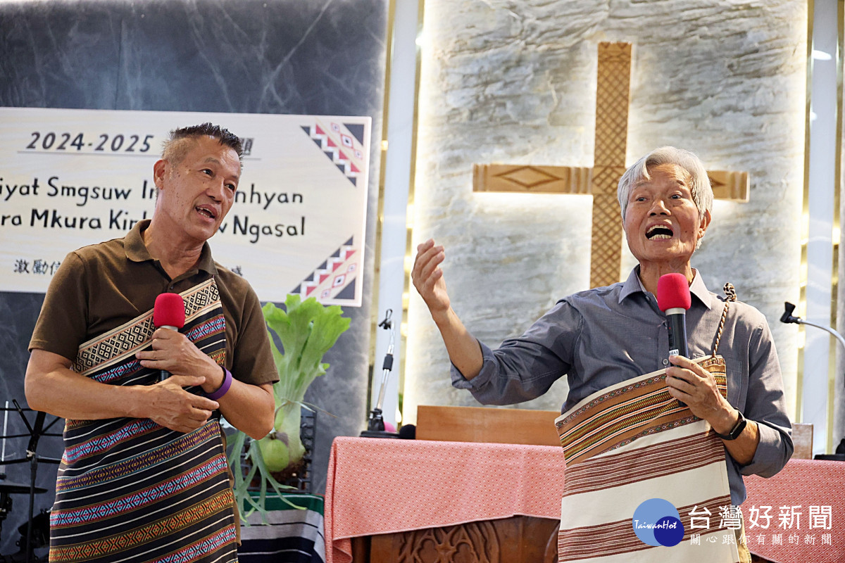 Lmuhuw口述傳統是泰雅族語言智慧的結晶，圖為登錄前說明會達少‧瓦旦(左)與巴度瓦旦(右)現場吟唱