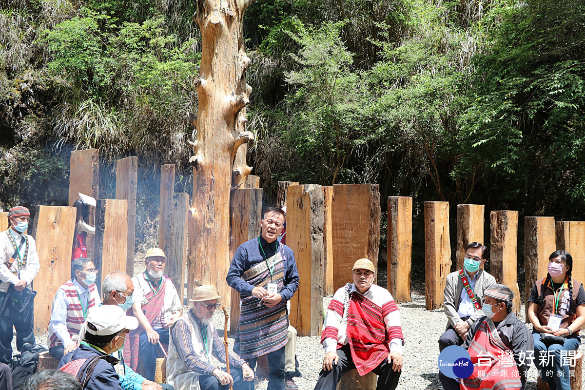達少瓦旦(圖中站立者)為「TAYAL泰雅爾Skaru流域部落群與國家山林治理機關Sbalay和解儀式」