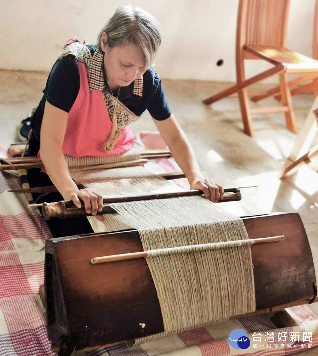 王碧珠精通浮織與緯挑技法，圖為織布工作照