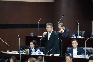 環保局長李易書詳盡答覆焚化爐興建的措施。（記者扶小萍攝）