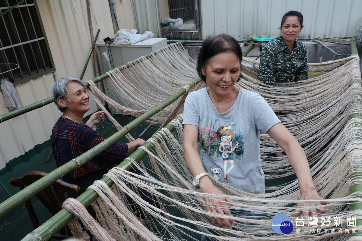 王碧珠、王碧珍及宗貞嫻(由左至右)三位保存者皆掌握傳統泰雅織布工藝知識及技法。