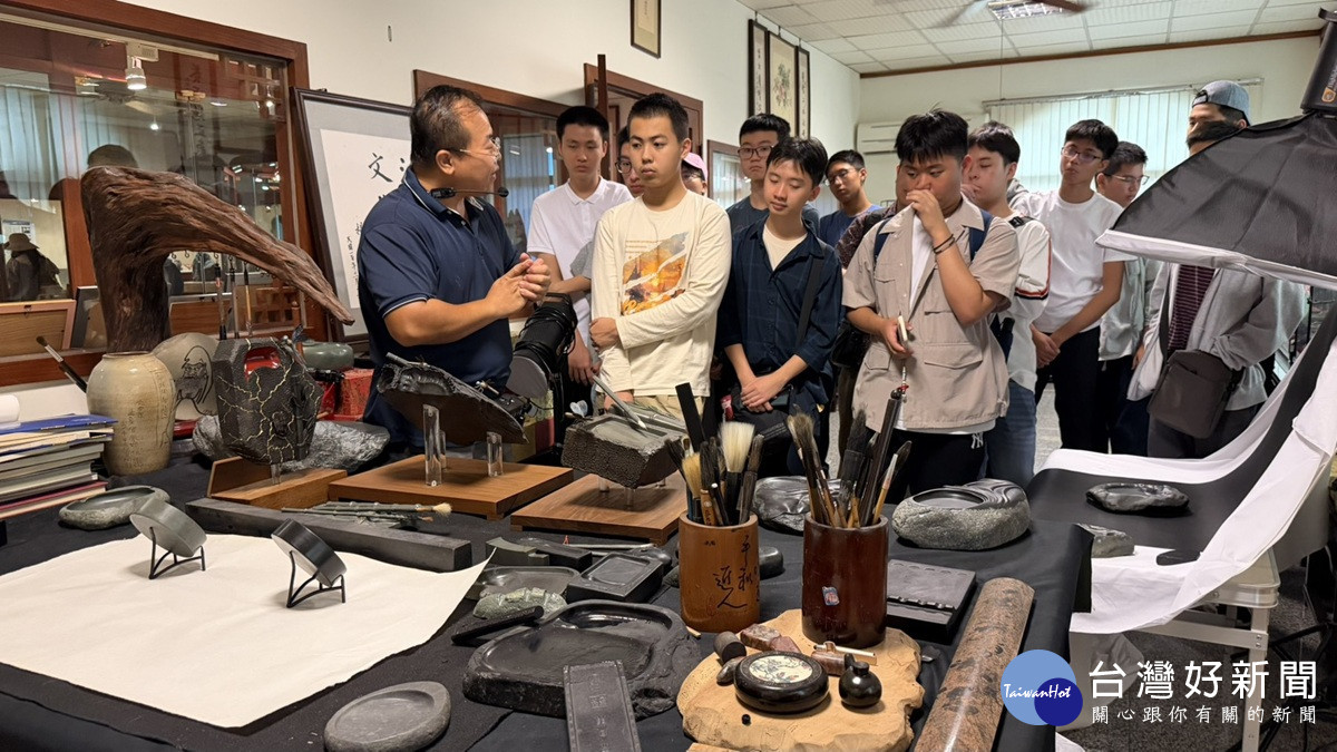 董坐老師講解濁水溪石硯工藝，新加坡師生專注聆聽