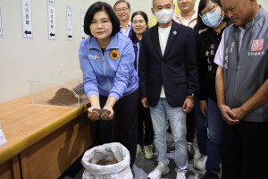 雲林縣長張麗善今天前往南亞廚餘資源化場現勘，呼籲中央政府應展現「禁止廚餘養豬」決心，並提供標準化、大規模的處理設施／翻攝照片