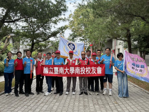 台南大學南投校友會迎接聖火。（炎峰陳校長提供）