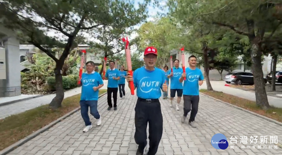 陳恆聰領頭迎南大聖火。(炎峰陳恒聰校長提供)