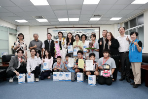 許縣長王副縣長與教育處長 等與獲獎師生都感榮耀。（縣府提供）