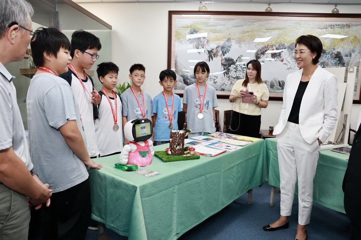 許縣長現身聽取學生作品介紹。（縣府提供）