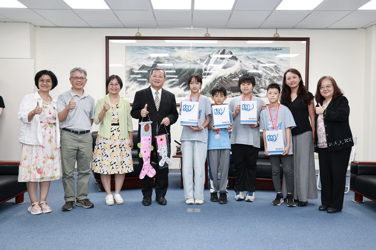 王副縣長肯定孩子有無限潛能。（縣府提供）