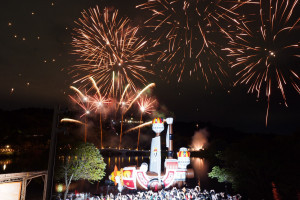 青草湖航海王煙火秀2週湧入逾25萬人潮。