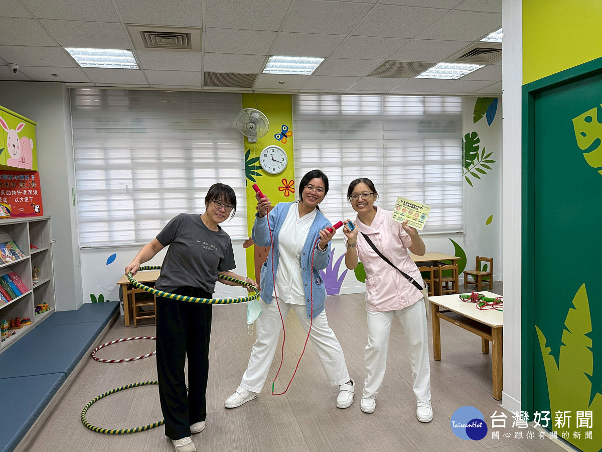 「健康活力站」結合呼拉圈、跳繩及手部運動等體適能挑戰。(桃療提供)
