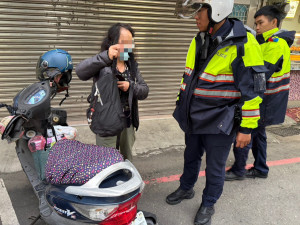 楊梅警熱心助婦人找回機車。