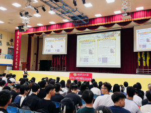 中壢警結合轄內大學宣導防制性騷與反詐觀念。
