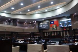 議員關心明年縣府補助長輩健保自付額呈不確定性。（記者扶小萍攝）