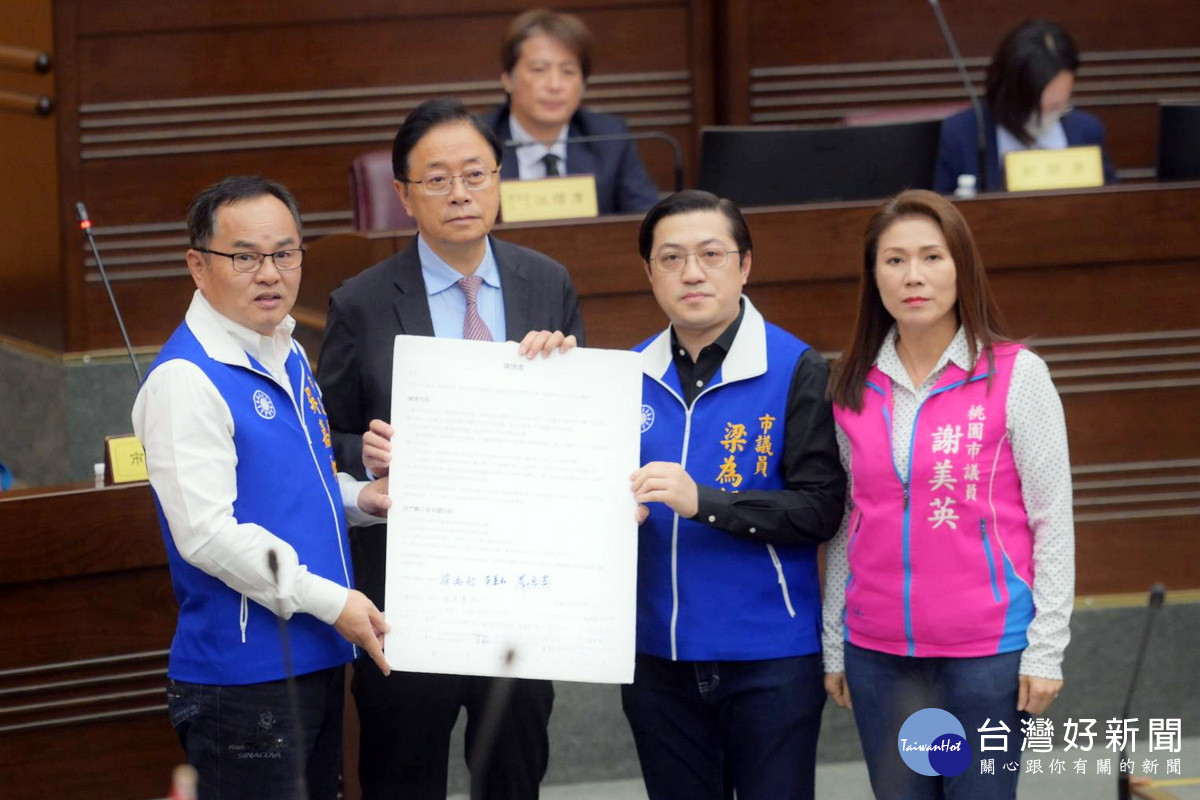 桃園市議員梁為超、吳嘉和、謝美英在議事堂中遞交抗議書予桃園市長張善政。<br />
