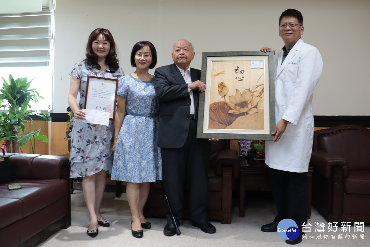 割愛「多情玫瑰」畫作捐所得   烙畫連結愛